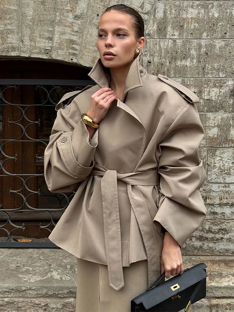 Trench con lacci con risvolto solido per le donne Moda maniche lunghe spalla larga cappotto corto allentato 2025 Nuovo autunno pendolari Outwear