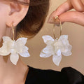Cerchio di fiori in resina bianca Nuovi orecchini per le donne Temperamento di moda Gancio per l'orecchio Temperamento artistico Gioielli Fairycore di lusso leggeri