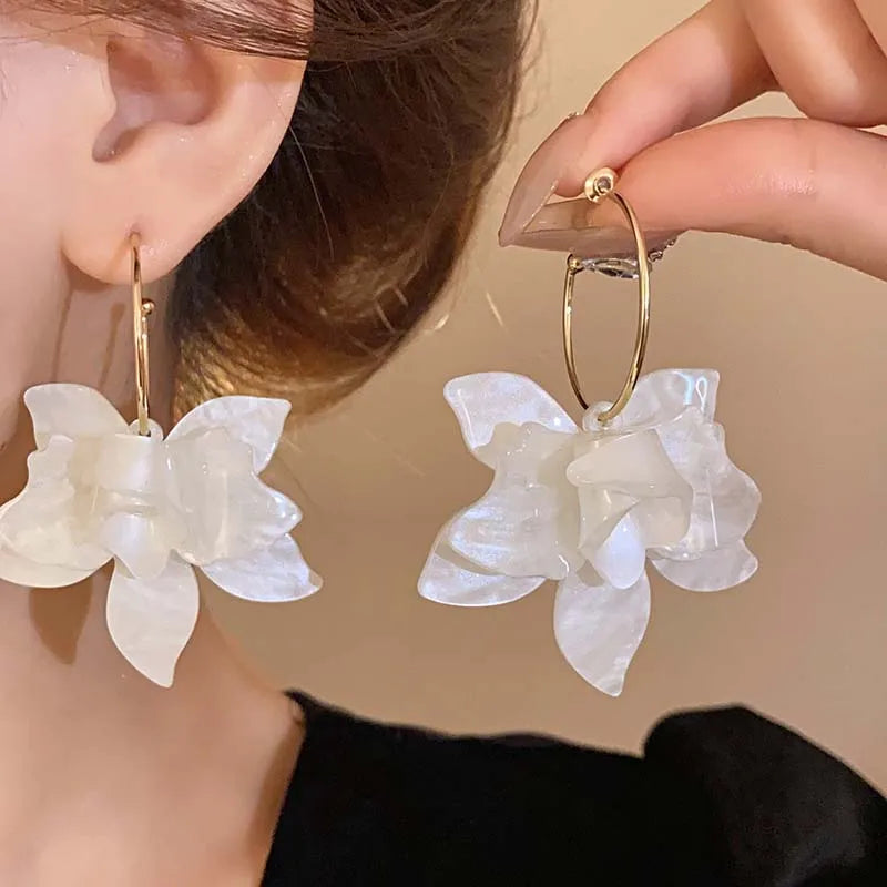 Cerchio di fiori in resina bianca Nuovi orecchini per le donne Temperamento di moda Gancio per l'orecchio Temperamento artistico Gioielli Fairycore di lusso leggeri