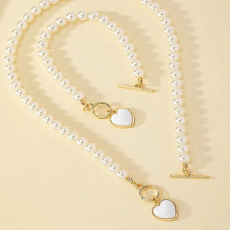 Set di gioielli con bracciale e collana di perle imitazione da 2 pezzi. Elegante collare con perline di colore naturale con ciondolo color perla per ragazza