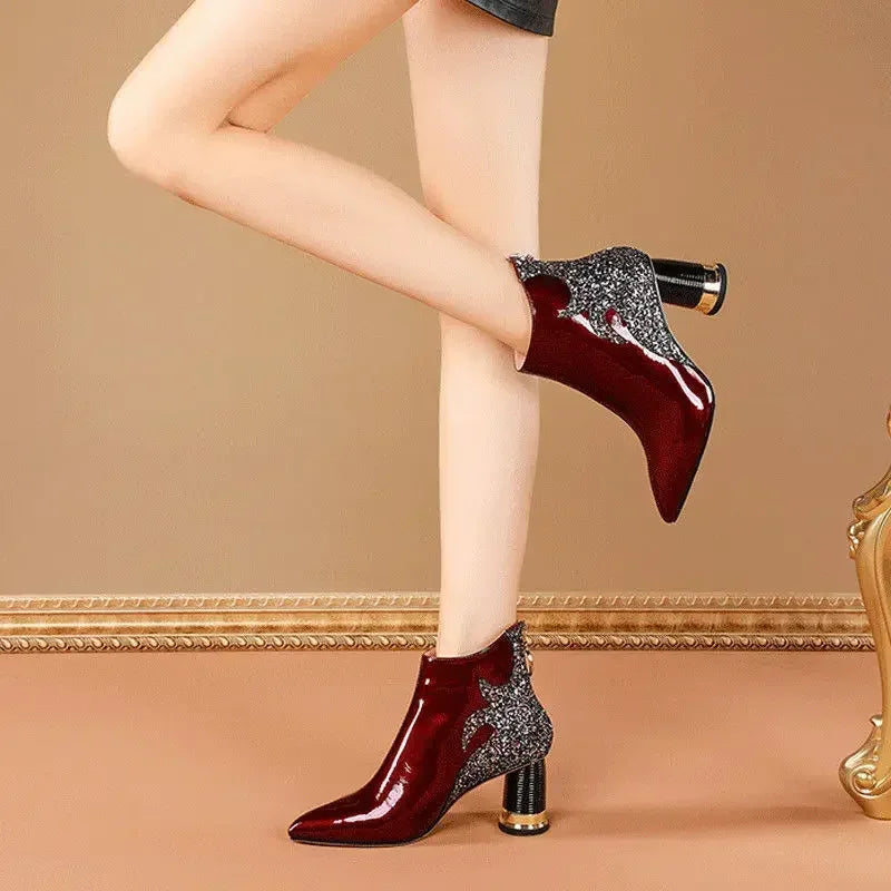 Bottes courtes rouges de luxe pour femmes Nouvel automne hiver Tendance mode Peluche Talons hauts Fête de mariage Chaussures décontractées Voyage Danse 2024