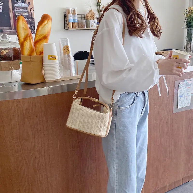Yogodlns Borsa estiva piccola in paglia Borsa a tracolla alla moda Borsa a tracolla a secchiello intrecciata Borsa da spiaggia casual al mare Borsa con manico per ragazze