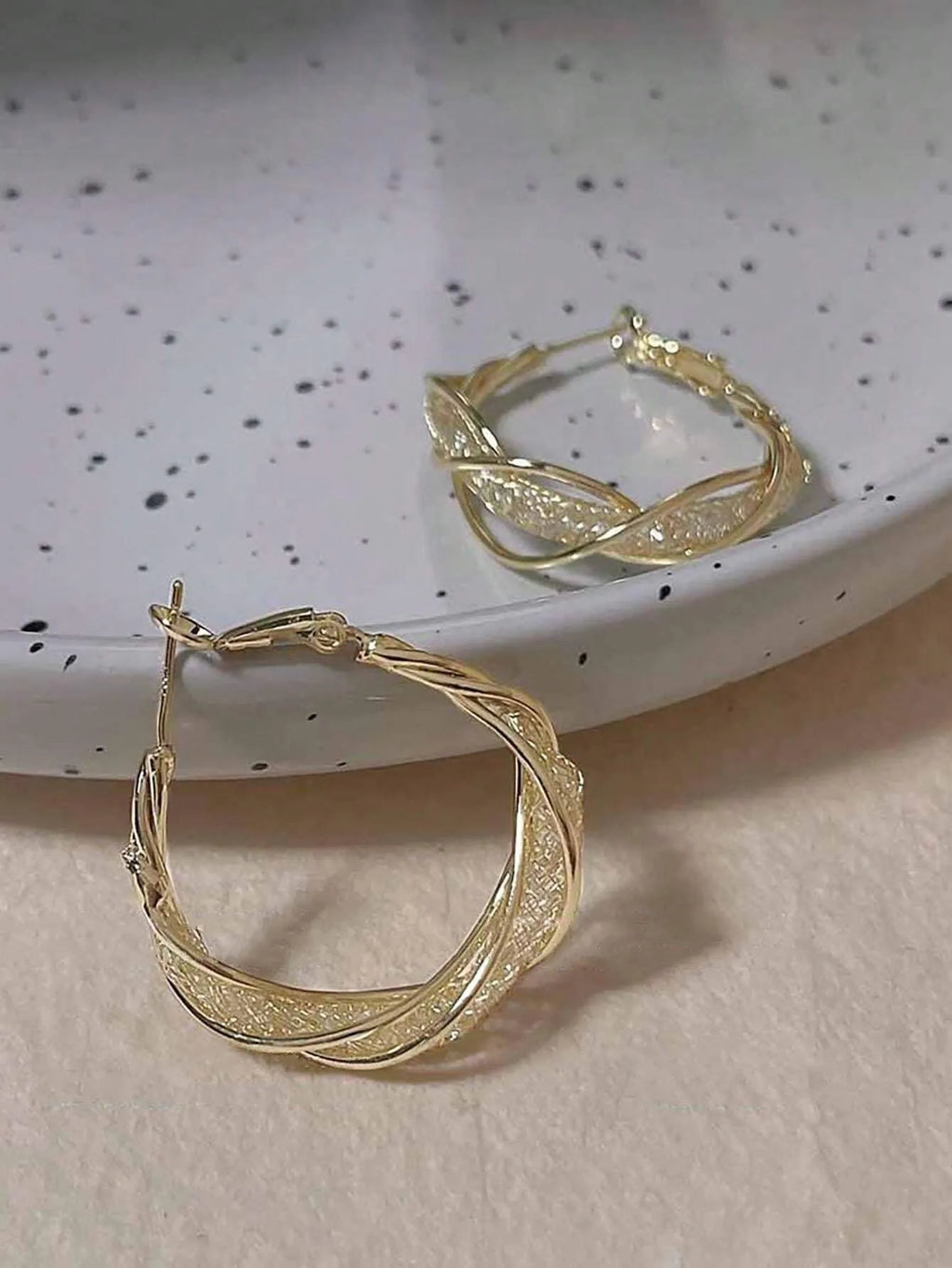 Splendidi orecchini a cerchio intrecciati color oro con rete intricata Orecchini stile elegante per gioielli regalo per feste da donna