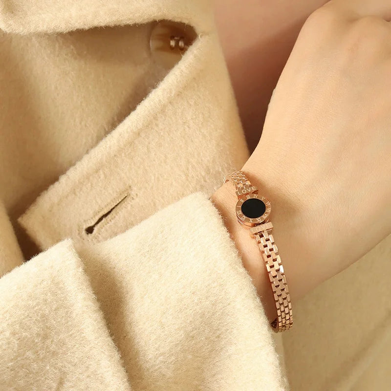 Bracciale alla moda per donna, bracciale da coppia in acciaio inossidabile acrilico nero con numeri romani incisi, regalo per ragazza