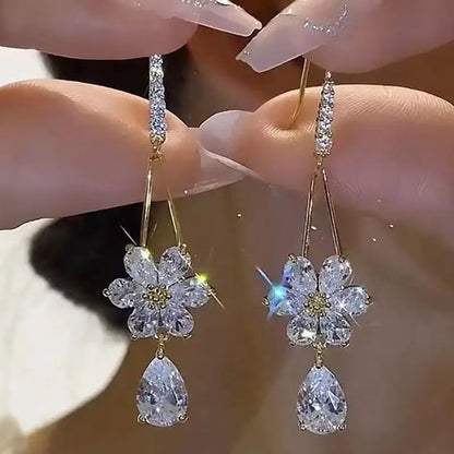 Orecchini lunghi con nappa con fiocco di neve con strass scintillanti per le donne Squisito orecchino a goccia con fiore in zircone di cristallo Gioielli natalizi