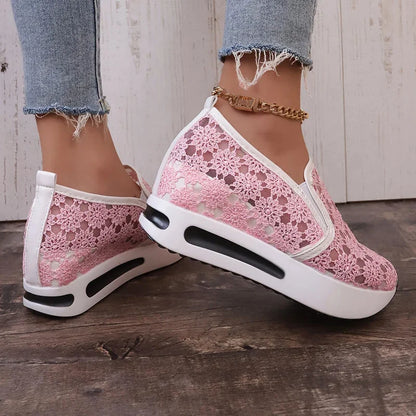 Scarpe da ginnastica con plateau ricamate alla moda per donna 2025 Scarpe sportive estive in mesh traspirante Scarpe casual slip on con suola spessa da donna