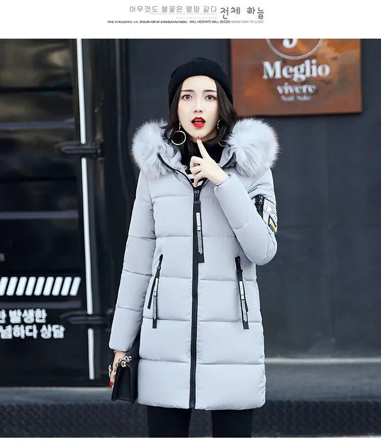 Parka Invernale da Donna con Cappuccio e Collo in Pelliccia, Giacca Lunga Elegante con Zip e Patch con Lettere, Calda e Spessa, Capospalla Femminile per la Neve