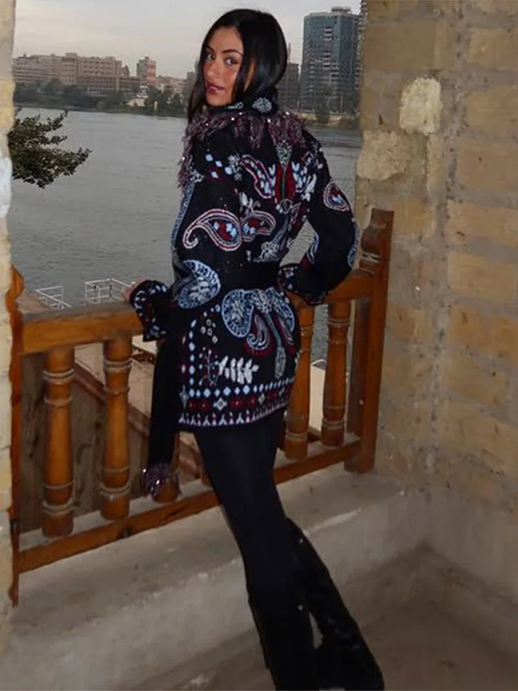 Cardigan da donna in maglia con stampa zebrata e frange, modello ampio con scollo a V, maniche lunghe, cintura, maglione caldo e spesso, collezione autunno 2026.