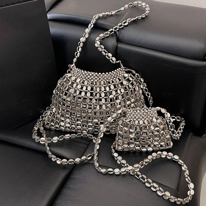Borsa a tracolla intrecciata con perline fatta a mano di lusso francese leggera Borsa a tracolla versatile cava con design estivo in metallo 2025 per donna