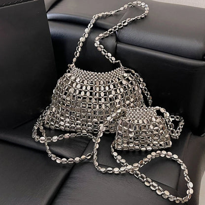 Borsa a tracolla intrecciata con perline fatta a mano di lusso francese leggera Borsa a tracolla versatile cava con design estivo in metallo 2025 per donna