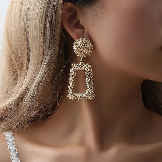Orecchini geometrici opachi eleganti ed esagerati con pendenti lunghi trapezoidali in rilievo creativo per occidentali