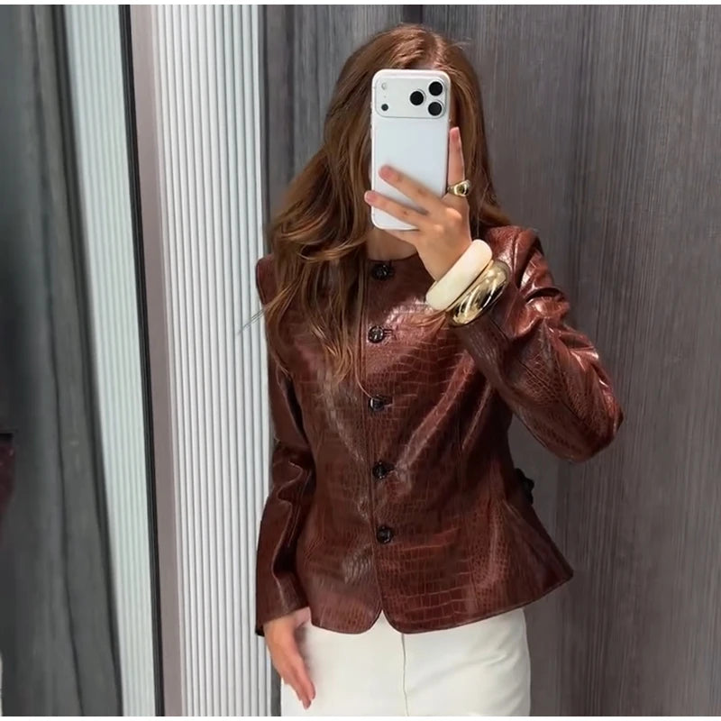 Giacca in Ecopelle Effetto Coccodrillo, Collo Tondo, Chiusura con Bottoni, Maniche Lunghe, Autunno 2026, Outfit Chic da Donna per Appuntamenti, Abbigliamento Trendy da Strada