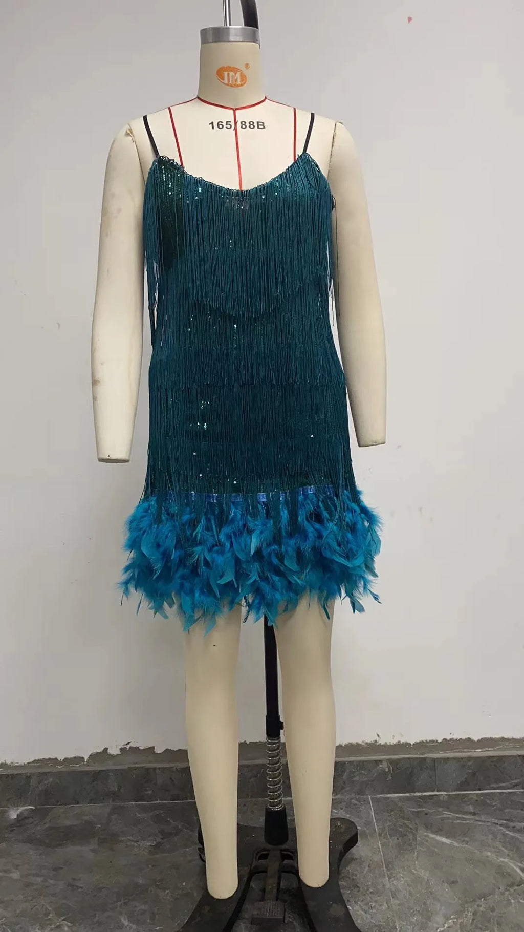 Abito estivo elegante con nappe e paillettes Abito da donna sexy sottile senza maniche con scollo a V a vita alta con bretelle e cuciture in piume