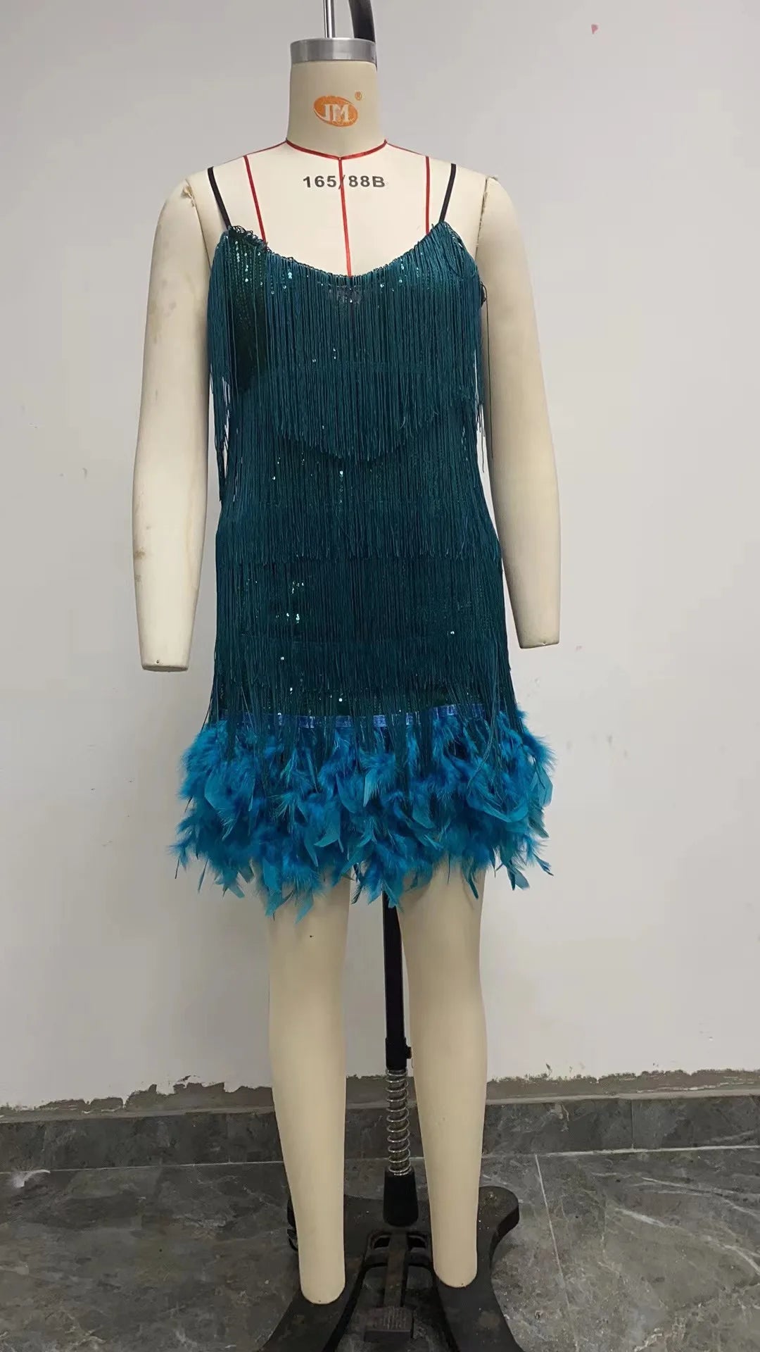 Abito estivo elegante con nappe e paillettes Abito da donna sexy sottile senza maniche con scollo a V a vita alta con bretelle e cuciture in piume