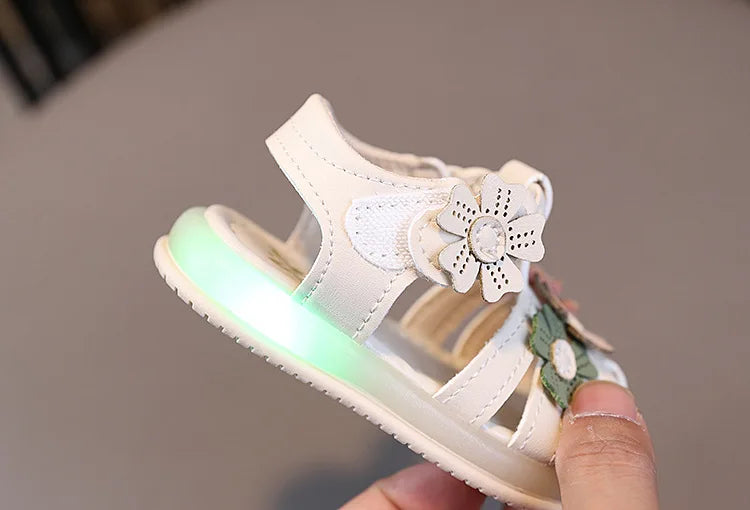 Leichte LED-Kinderschuhe in neuer Mode für den Sommer – schlichte und vielseitige Retro-Mädchenschuhe – elegante und leichte Prinzessinnen-Blumen-Kindersandalen