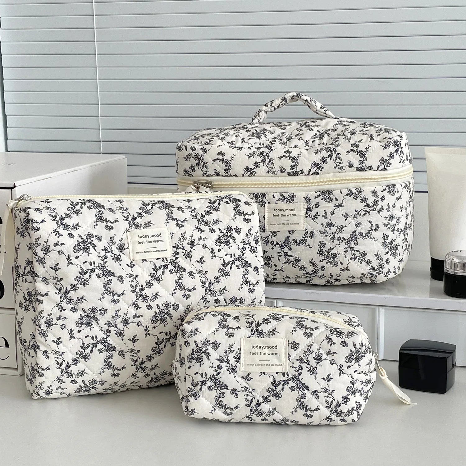 Fashion Ins Black Flower Borse trapuntate da donna Borsa da viaggio Organizer Custodia per trucco cosmetico Borsa tote portatile con cerniera