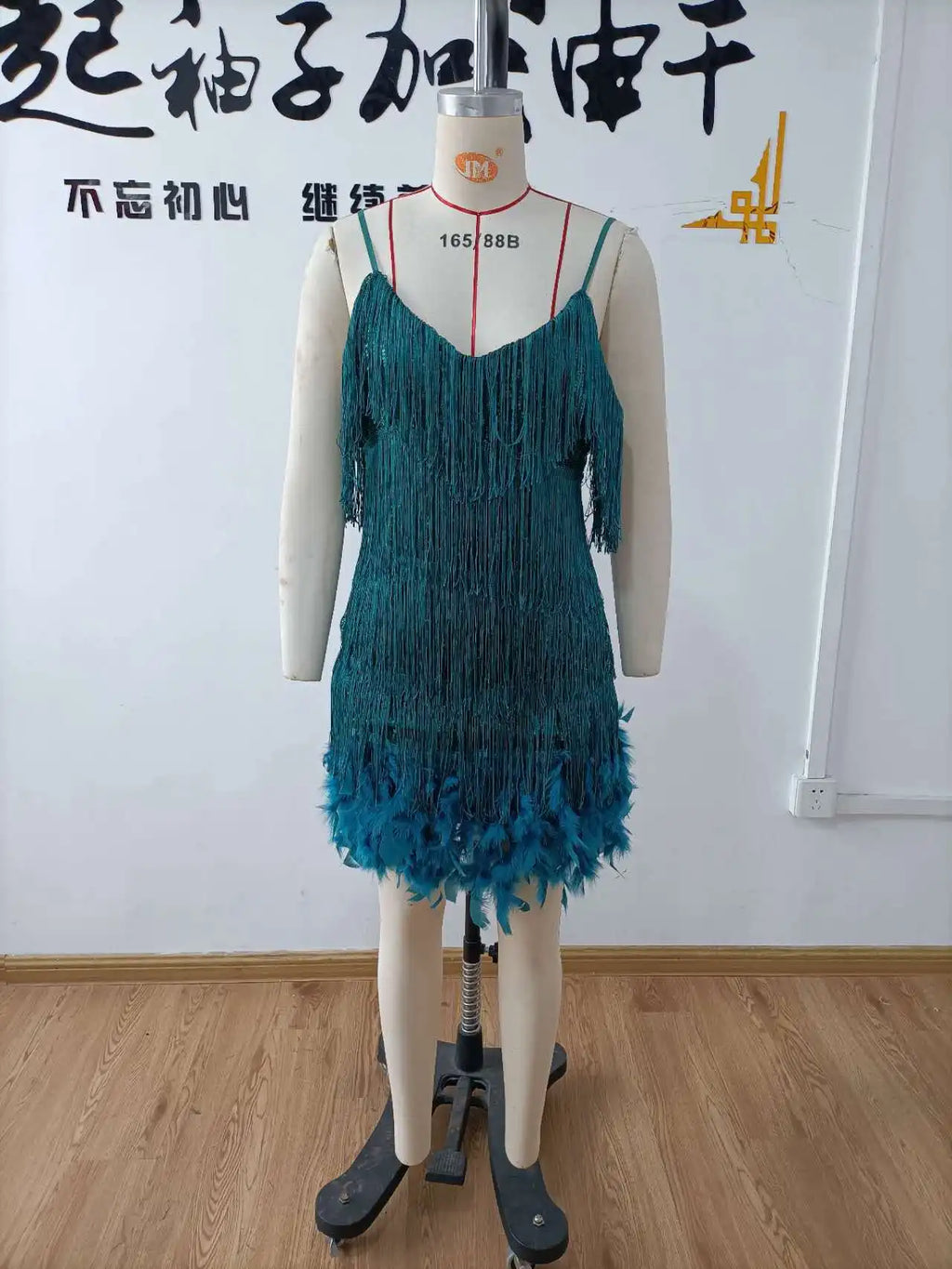 Abito estivo elegante con nappe e paillettes Abito da donna sexy sottile senza maniche con scollo a V a vita alta con bretelle e cuciture in piume