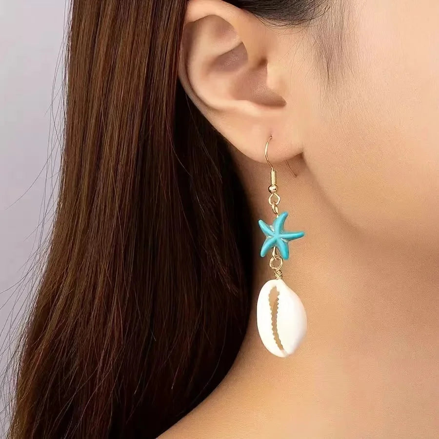 Orecchini posteriori irregolari placcati in oro delicati alla moda Orecchini con fiori color crema di alta qualità dal design pesante, il miglior regalo per la famiglia per i