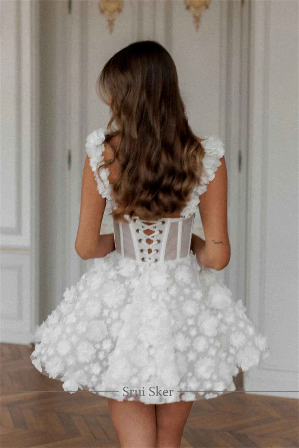 Mini abito da sposa corto splendido con spalline squisite in pizzo 3D personalizzato per uno stile unico e alla moda
