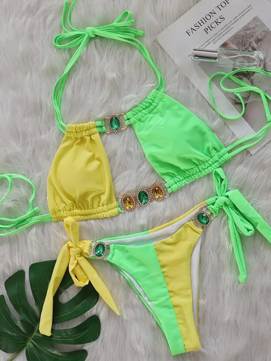2026 Bikini da donna a due pezzi con scollo all'americana e inserti di diamanti, modello intagliato, costume da bagno da spiaggia
