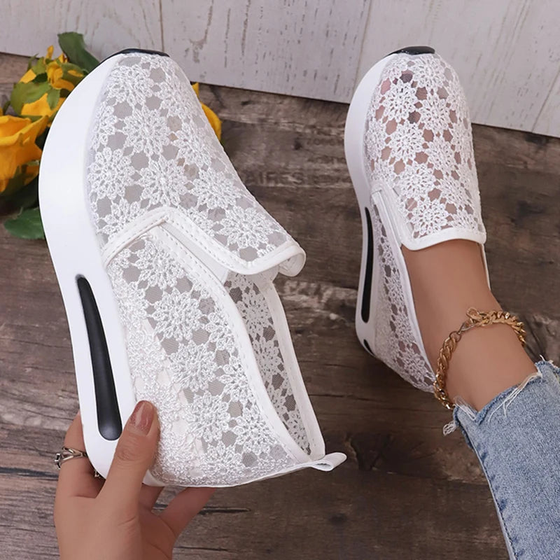 Scarpe da ginnastica con plateau ricamate alla moda per donna 2025 Scarpe sportive estive in mesh traspirante Scarpe casual slip on con suola spessa da donna