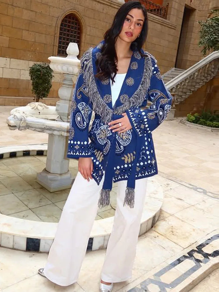 Cardigan da donna in maglia con stampa zebrata e frange, modello ampio con scollo a V, maniche lunghe, cintura, maglione caldo e spesso, collezione autunno 2026.