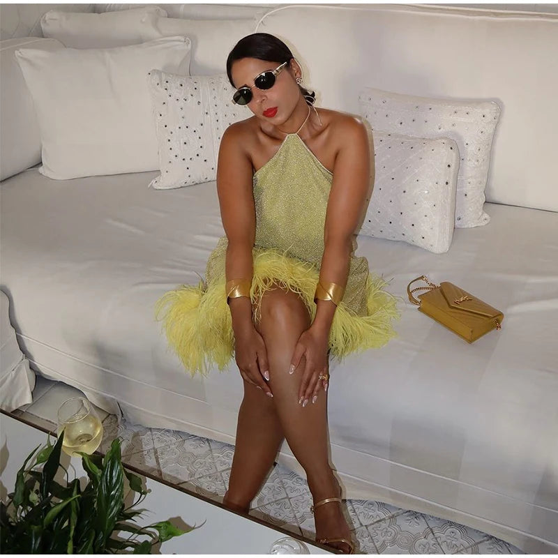 Abito Corto Sexy con Piume e Glitter, Vestito Estivo da Donna Senza Maniche con Schiena Scoperta, Giallo, per Feste e Spiaggia, Modello A-line 2026