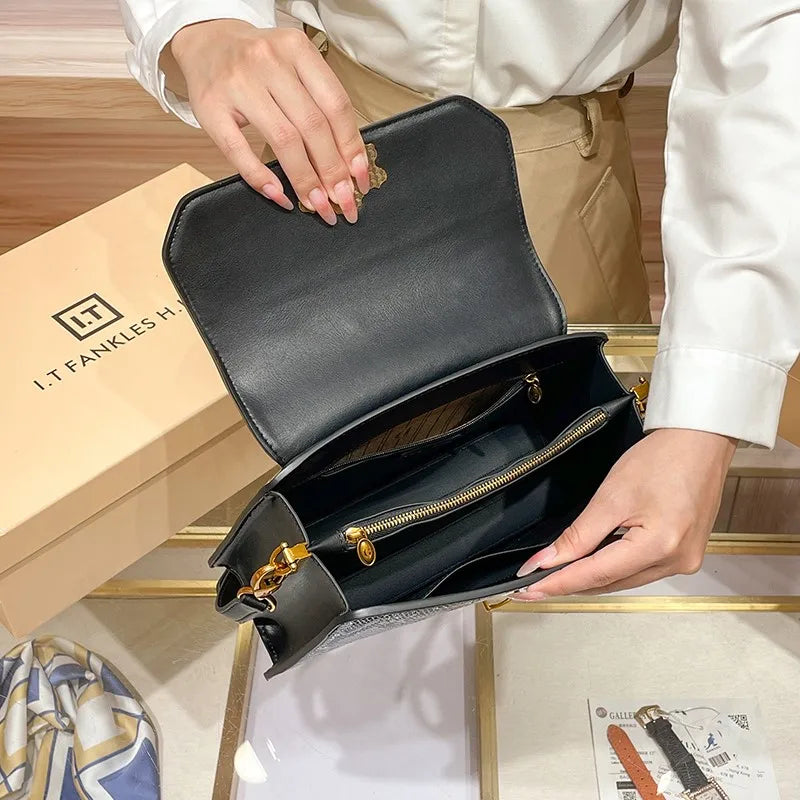 Borsa da donna leggera di marca di lusso per la primavera e l'estate 2025, borsa a tracolla di alta qualità del designer, borsa a tracolla alla moda,