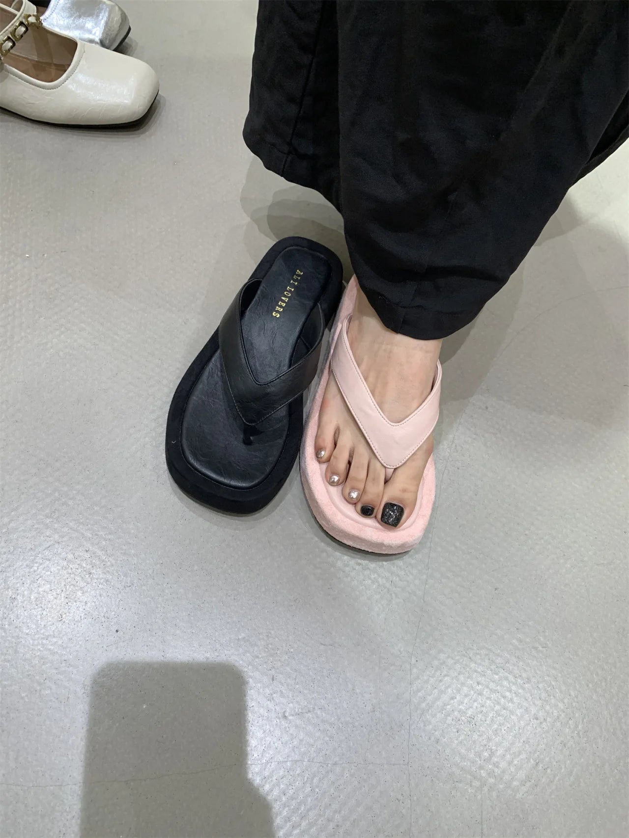 Damen-Slipper für den Sommerurlaub am Strand, modische Plateau-Zehenstegschuhe in Unifarben, minimalistische, vielseitige Damen-Sandalen für den Alltag