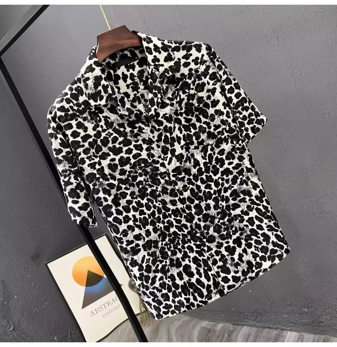 Camicia a maniche corte con stampa leopardata Design da uomo di nicchia Moda Versatile Casual Estate Stile sottile 2025 Nuovo top alla moda