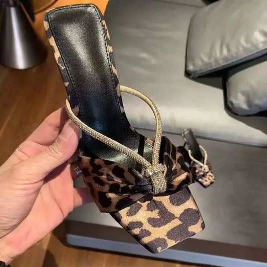 Pantofole da festa con tacco fine Estate Nuova testa quadrata in flanella di cristallo con cinturino fine Tacchi alti antiscivolo resistenti all'usura