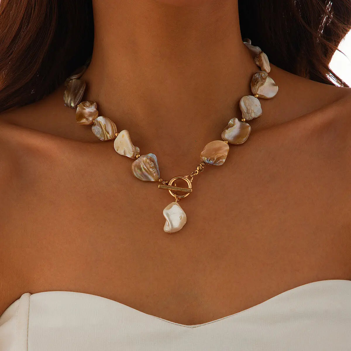 IngeSight.Z Nuova Elegante Collana Girocollo con Ciondolo a Perla Barocca Imitazione, Catena con Chiusura a T per Donna, Gioielli da Spiaggia di Tendenza