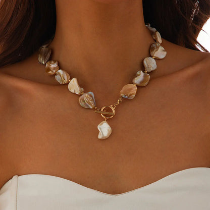 IngeSight.Z Nuova Elegante Collana Girocollo con Ciondolo a Perla Barocca Imitazione, Catena con Chiusura a T per Donna, Gioielli da Spiaggia di Tendenza