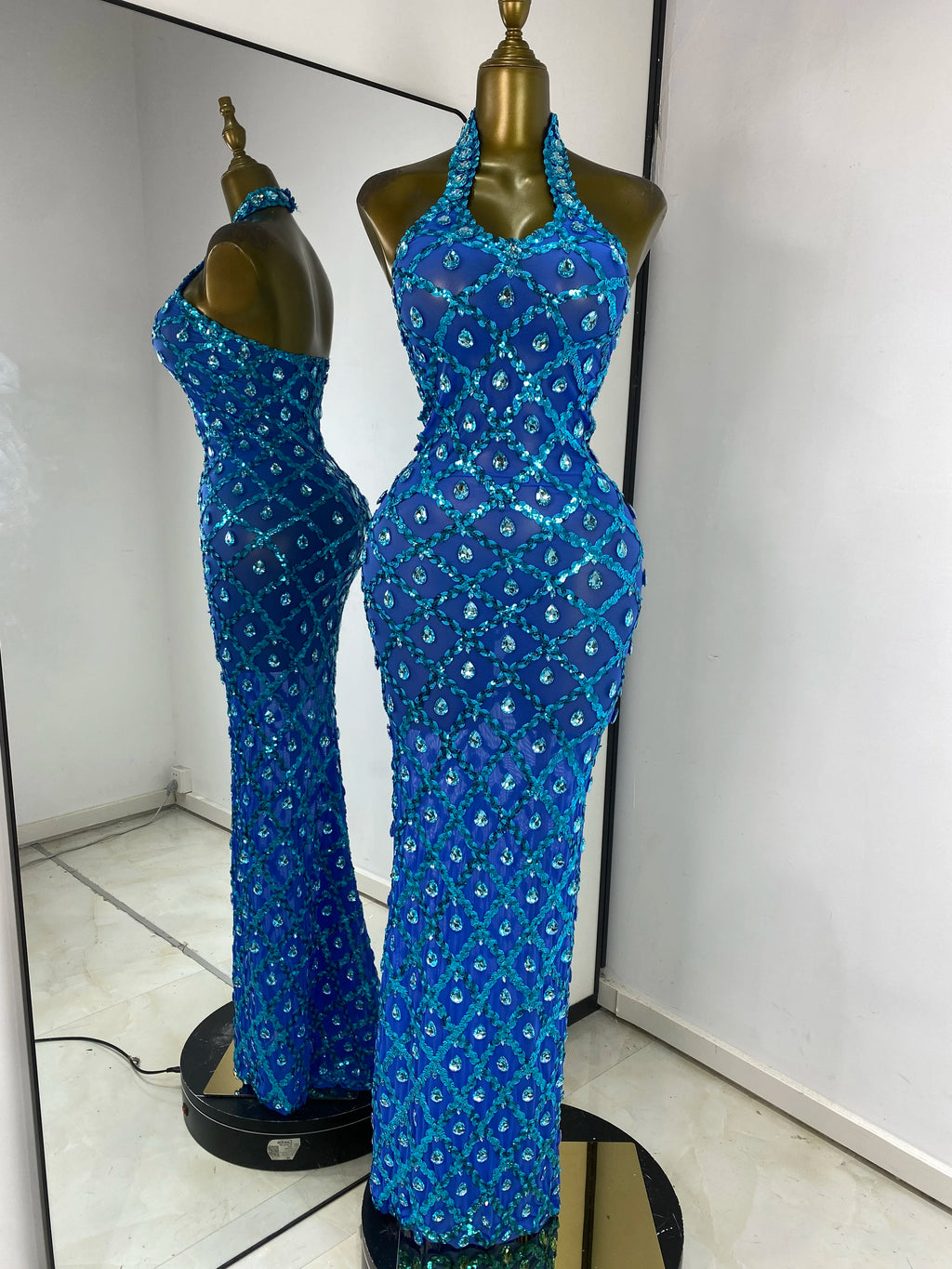 Abiti da ballo di lusso da donna Abiti da festa lunghi da sera per club di compleanno con strass scintillanti blu con paillettes Halter Backless