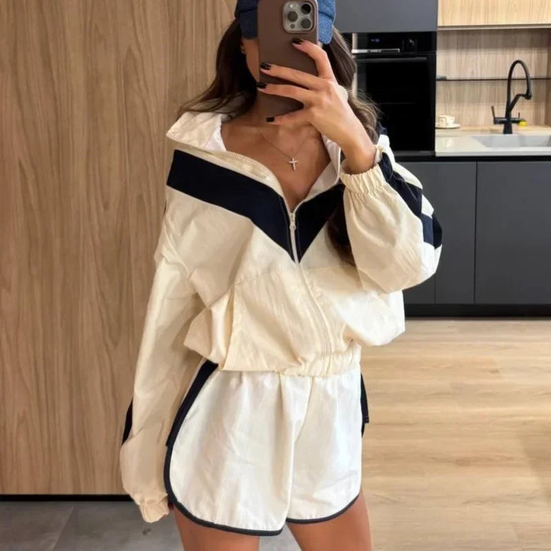 Completo da donna a blocchi di colore con zip, giacca a maniche lunghe con collo alto e pantaloncini a vita alta, completo casual primavera autunno 2026