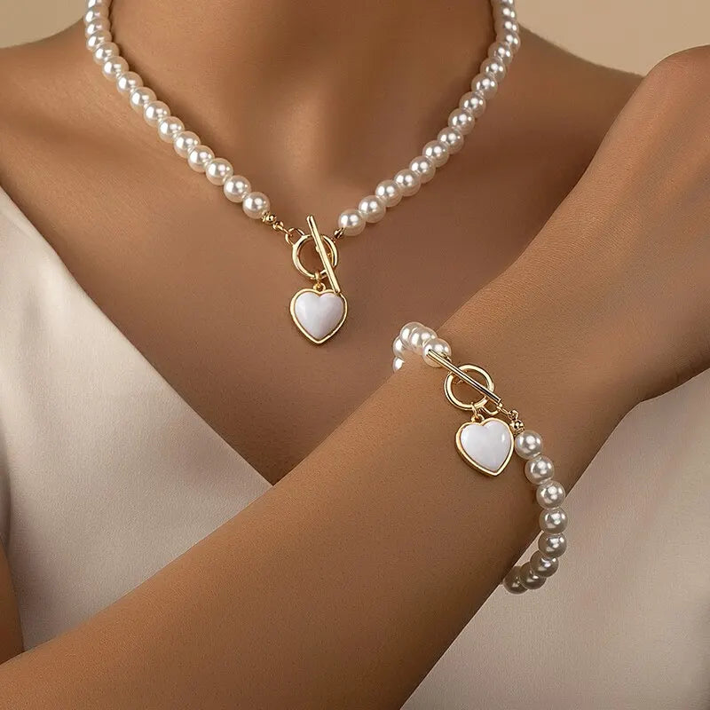 Set di gioielli con bracciale e collana di perle imitazione da 2 pezzi. Elegante collare con perline di colore naturale con ciondolo color perla per ragazza