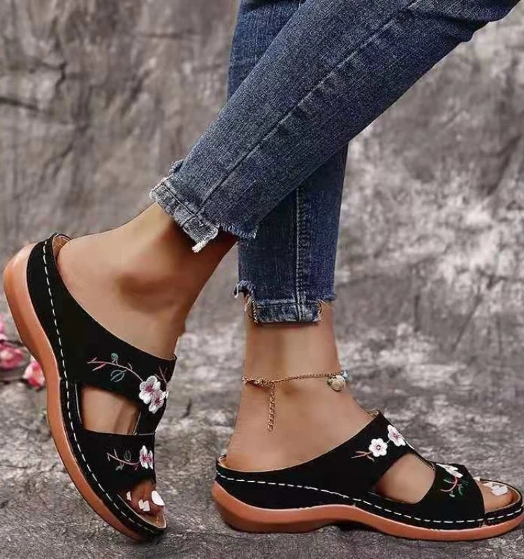 Ciabatte estive da spiaggia alla moda per l'uso all'aperto, sandali piatti con decorazioni floreali in stile vacanza.
