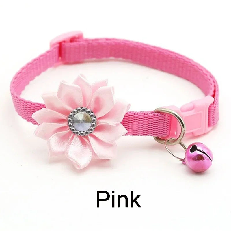 Collare carino colorato per cani e gatti collare regolabile con campana di fiori con collare a campana forniture per animali domestici 7 colori sono disponibili