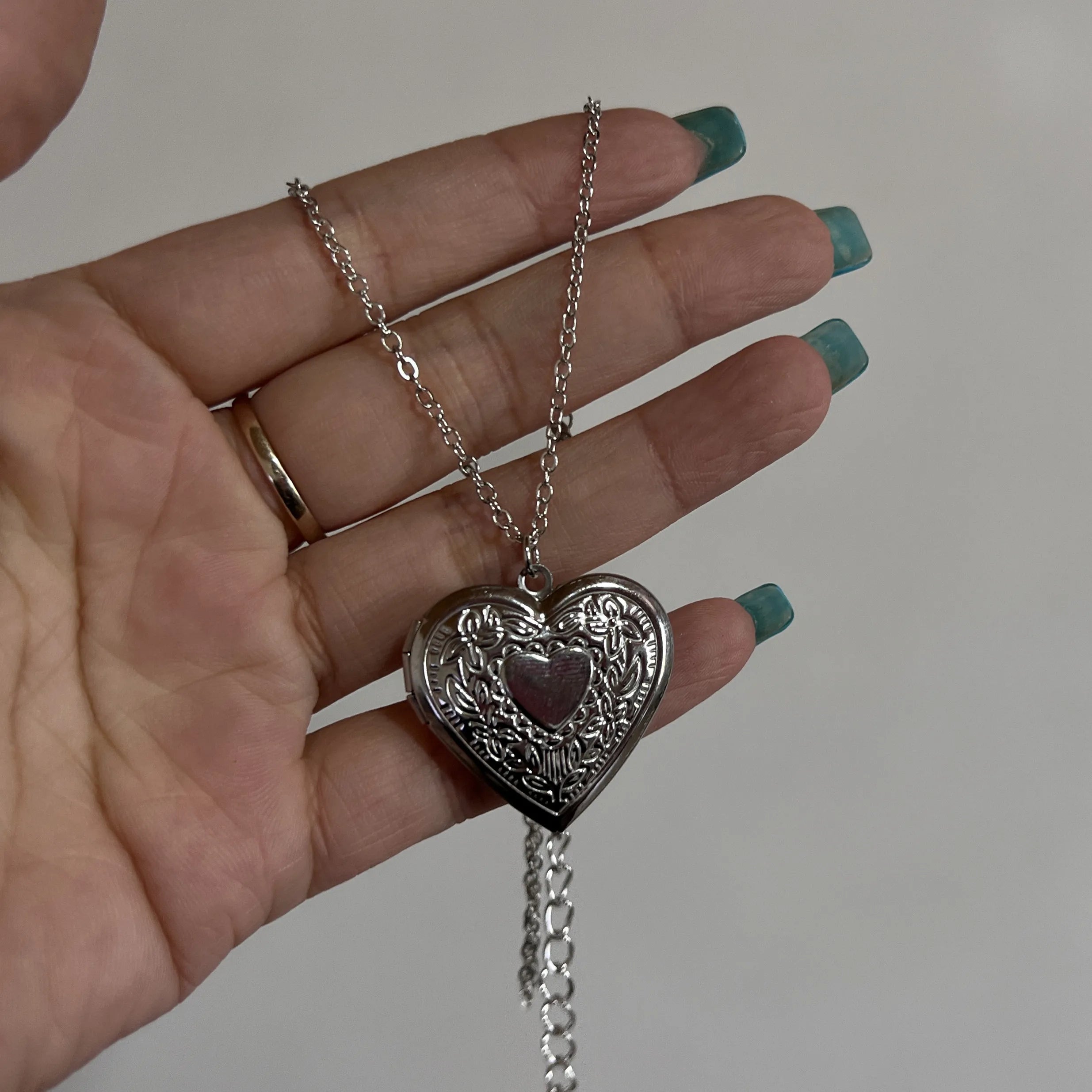 Ciondolo con medaglione a forma di cuore romantico apribile Collana con ciondolo con cornice per foto in acciaio inossidabile color argento femminile per regalo di gioielli da donna