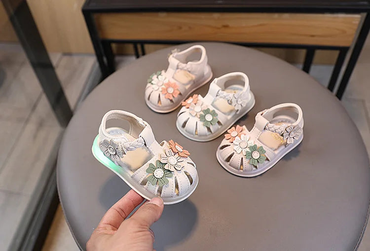 Leichte LED-Kinderschuhe in neuer Mode für den Sommer – schlichte und vielseitige Retro-Mädchenschuhe – elegante und leichte Prinzessinnen-Blumen-Kindersandalen