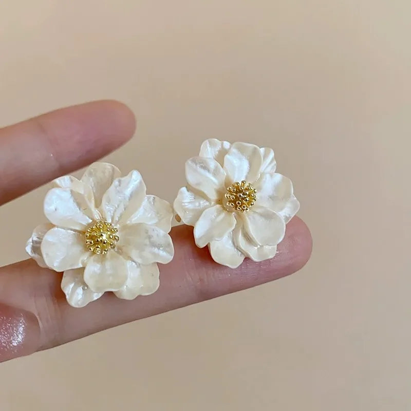 Orecchini a bottone da donna con fiore acrilico bianco Fiori piegati Moda coreana Petali dolci Orecchini femminili irregolari 2025 nuovo in