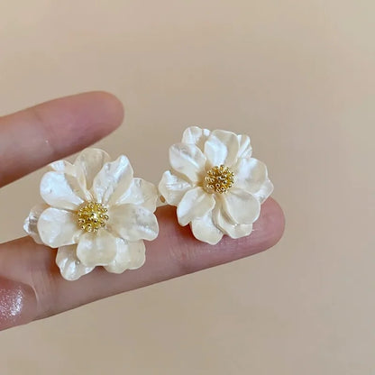 Orecchini a bottone da donna con fiore acrilico bianco Fiori piegati Moda coreana Petali dolci Orecchini femminili irregolari 2025 nuovo in