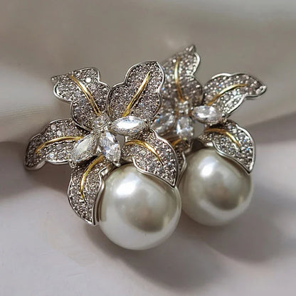 Bellissimi orecchini di perle imitazione fiore da donna di lusso intarsiato scintillante pietra CZ moda gioielli da sposa lotti all'ingrosso
