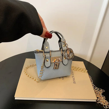 Borsa quadrata piccola da ragazza a tracolla per l'estate 2025, i nuovi bambini classici che portano una borsa a tracolla monospalla. portachiavi portafoglio