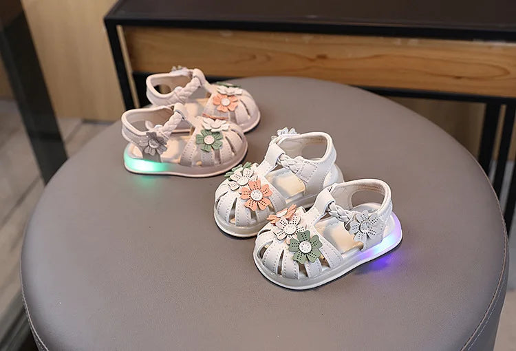 Leichte LED-Kinderschuhe in neuer Mode für den Sommer – schlichte und vielseitige Retro-Mädchenschuhe – elegante und leichte Prinzessinnen-Blumen-Kindersandalen