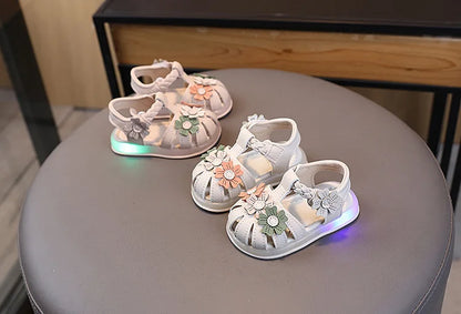 Leichte LED-Kinderschuhe in neuer Mode für den Sommer – schlichte und vielseitige Retro-Mädchenschuhe – elegante und leichte Prinzessinnen-Blumen-Kindersandalen