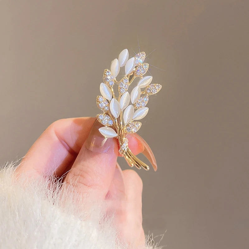 Verde Rosso Cristallo Strass Quadrifoglio Fiore Spille Spille Spille Gioielli Accessori di abbigliamento Spilla per le donne 2024