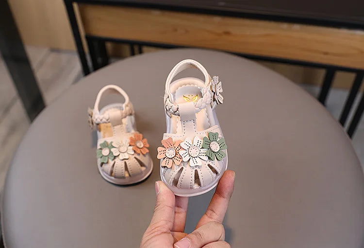 Leichte LED-Kinderschuhe in neuer Mode für den Sommer – schlichte und vielseitige Retro-Mädchenschuhe – elegante und leichte Prinzessinnen-Blumen-Kindersandalen