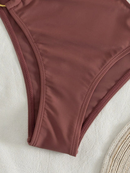 Maillot de bain une pièce licou marron chocolat pour femme, avec découpes, anneaux métalliques décoratifs, coupe haute, idéal pour les vacances à la plage