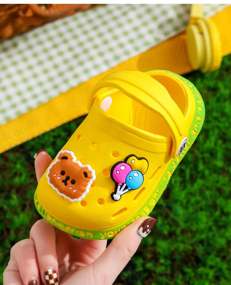 Sommerschuhe für Kinder Sandalen Loch Schuhe für Kinder Weiche rutschfeste Hausschuhe Cartoon-Design Loch Schuhe für Kinder Strandsand für Jungen Mädchen
